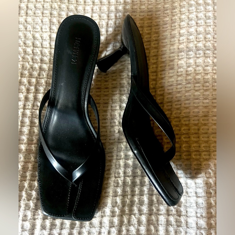 Black thong sandals,,  so stinking cute